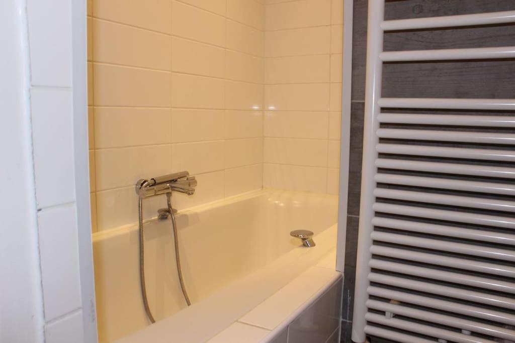 Le Jane : Centre Ville, Garage, Balcon Annecy Bagian luar foto