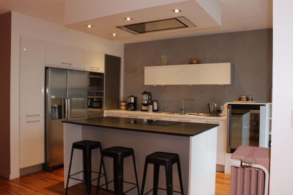 Le Jane : Centre Ville, Garage, Balcon Annecy Bagian luar foto